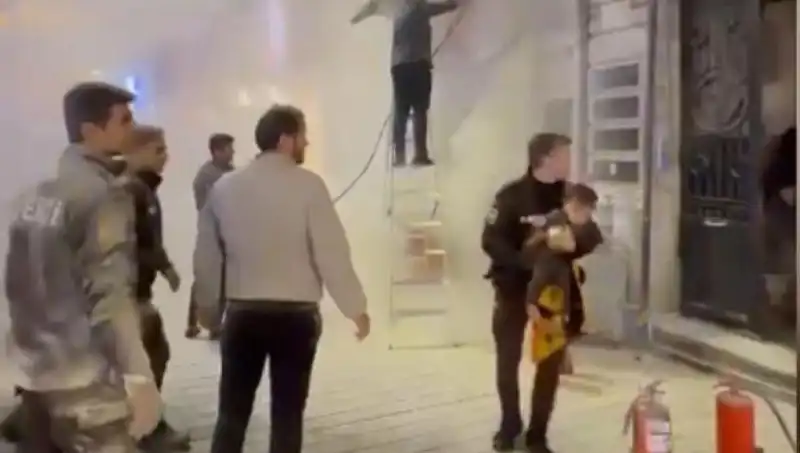Beyoğlu'nda Büfede Yaşanan Yangında Çocuk Hayatını Kurtardı!