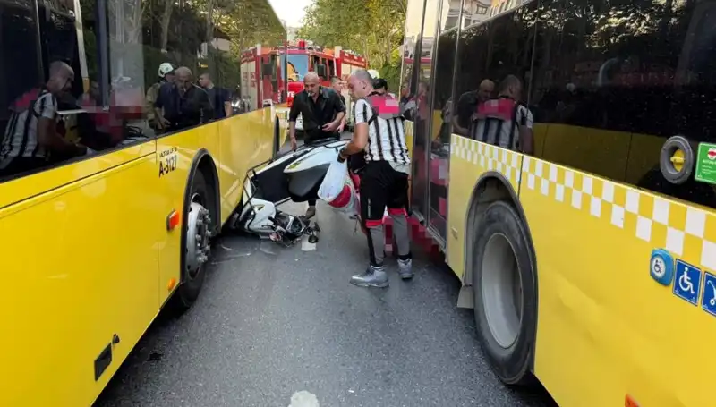 Motosiklet İETT Otobüslerinin Arasındaki Zorlu Mücadelede Sıkıştı