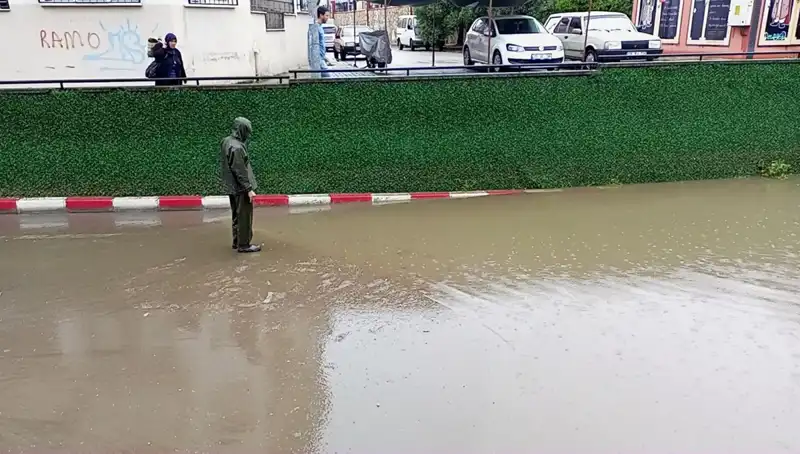Aydın'da Şiddetli Sağanak: Alt Geçitler Suyla Dolu, Hayat Durdu!