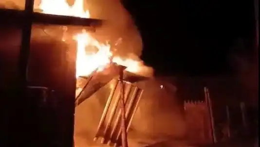 Karabük'te Yangın Dehşeti: İki Ev Kül Oldu, Sebebi Belli Değil