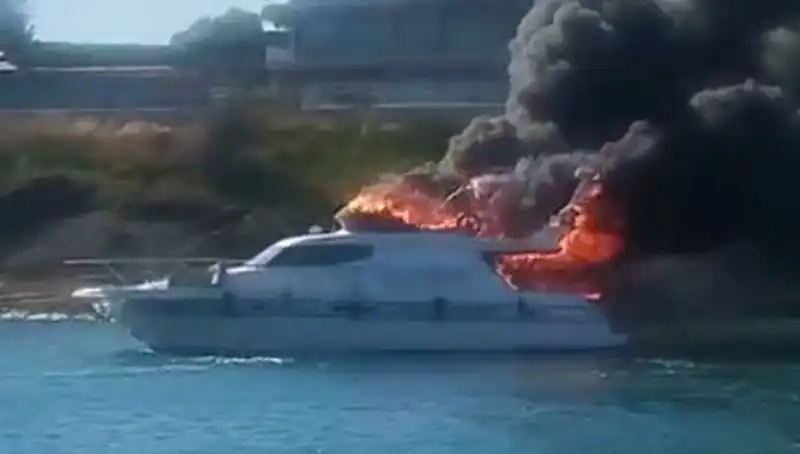 Çeşme Marina'da Motoryat Yangını: Söz Konusu Olayın Ayrıntıları