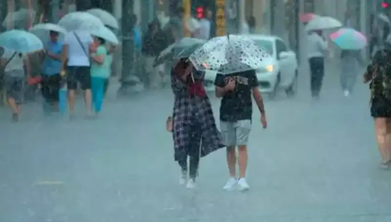 İstanbul'da Sağanak Yağış ve Yangın Bölgesine Kuvvetli Rüzgar Uyarısı