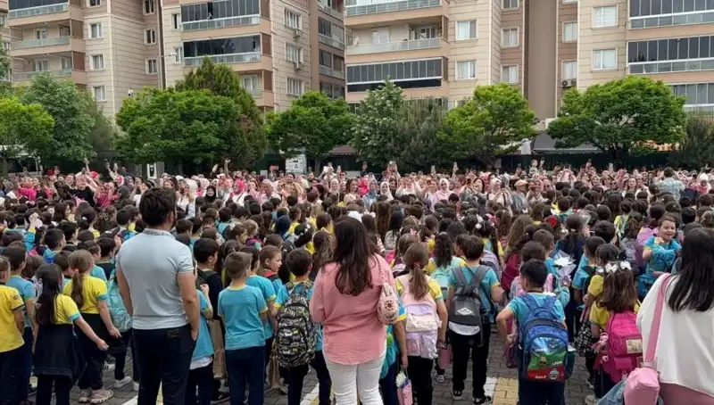 Öğrencilerden Anne Kıyafetiyle Kahkaha Dolu Sürpriz!