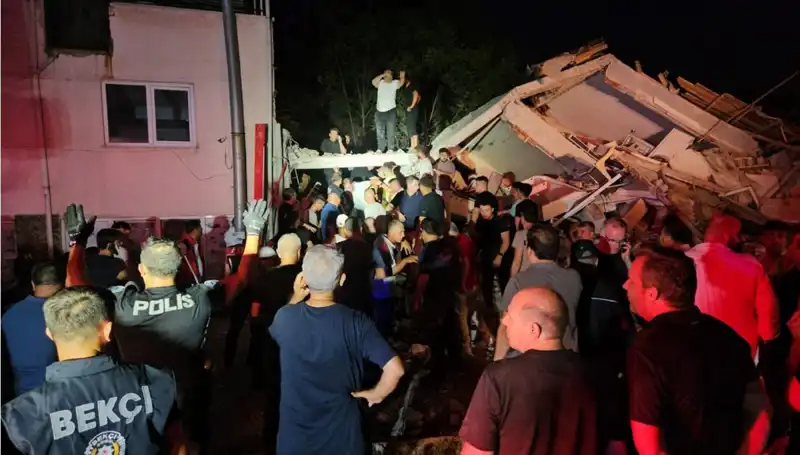 Balıkesir Sındırgı'da 6,1 Büyüklüğünde Şiddetli Deprem: Kayıplar ve Yaralılar