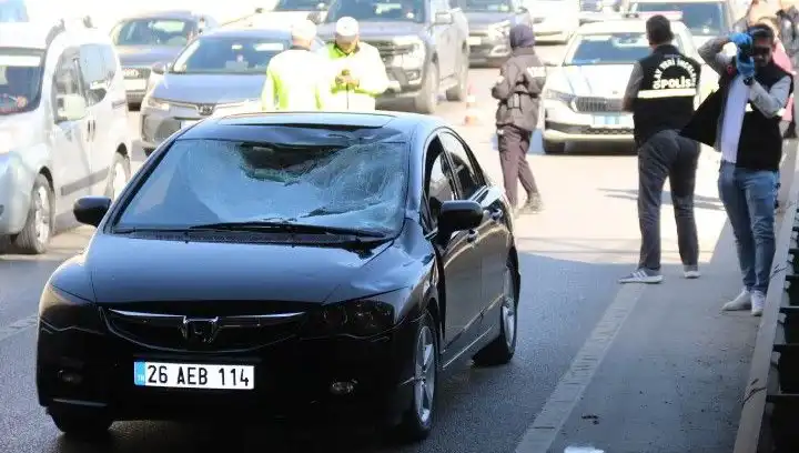 Polis Kimlik Sordu, Genç Adam Köprüden Aşağı Atlarken Arabanın Üstüne Düştü!