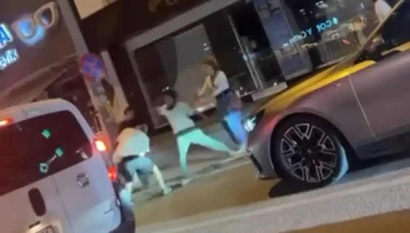 Cadde Boks Ringine Döndü: Sıra Dışı Boks Maçı Sokaklarda Yaşandı