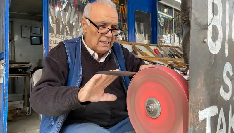 81 Yaşındaki Erhan Amca Mesleğine Aşkla Devam Ediyor