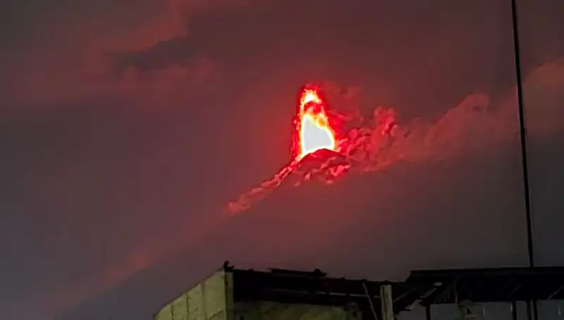 Fuego Yanardağı'nın Patlaması: 30 Bin Kişi Evlerini Terk Etmeye Hazırlanıyor