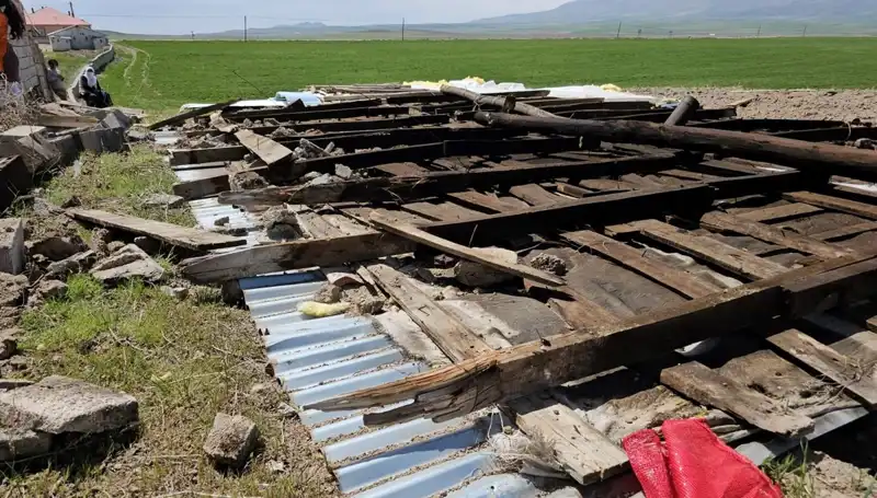 Bitlis'te Fırtına: Çatılar Uçtu, Hayat Durma Noktasına Geldi