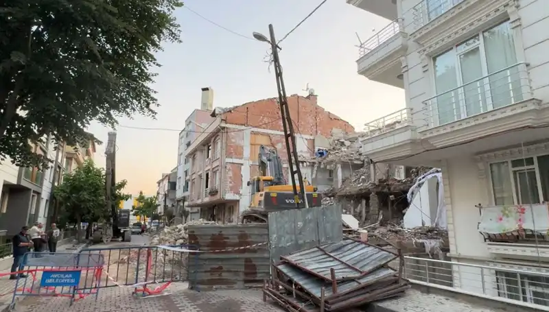Yıkım İhalesi Esnasında Elektrik Kabloları Koptu, İki Sokak Karanlıkta Kaldı