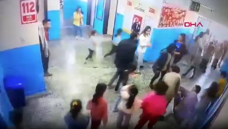 Okulda Bayılan Öğrenciyi Müdür Yardımcısı Korkunç Anlarda Kurtardı
