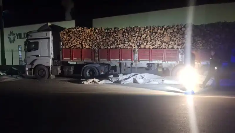 TIR Sürücüsüne Otomobil Çarpması: Korkunç Kaza Anları