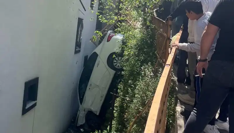 Kağıthane'de Korku Dolu Anlar: Araç Metrelerce Sürükledi!
