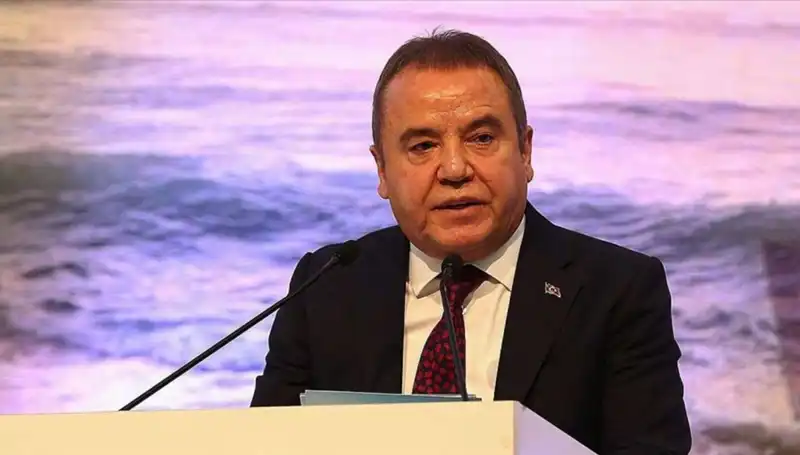 Muhittin Böcek'in Tutukluluğuna Yapılan İtiraz Reddi: Siyaset Arenasında Sarsıcı Gelişmeler