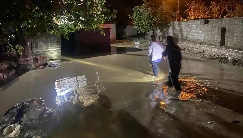 20 Dakikalık Yağış Aşırı Sel Getirdi: Evler Zarar Gördü