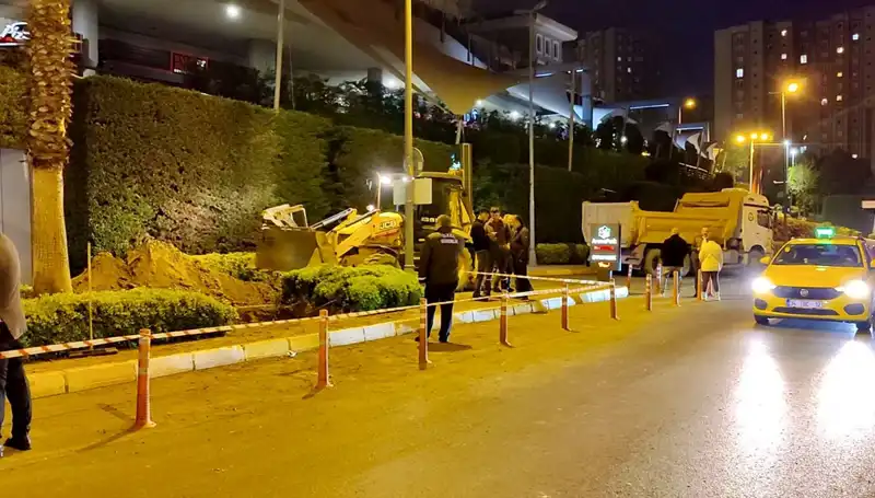 AVM Girişinde Doğalgaz Paniği: Alışveriş Dükkanları Kapatıldı, Ziyaretçiler Tahliye Edildi