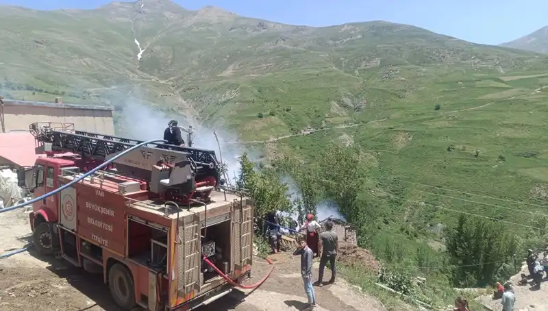 Van'da Ev Yangınında Bir Çocuk Hayatını Kaybetti, Aile Yıkıldı