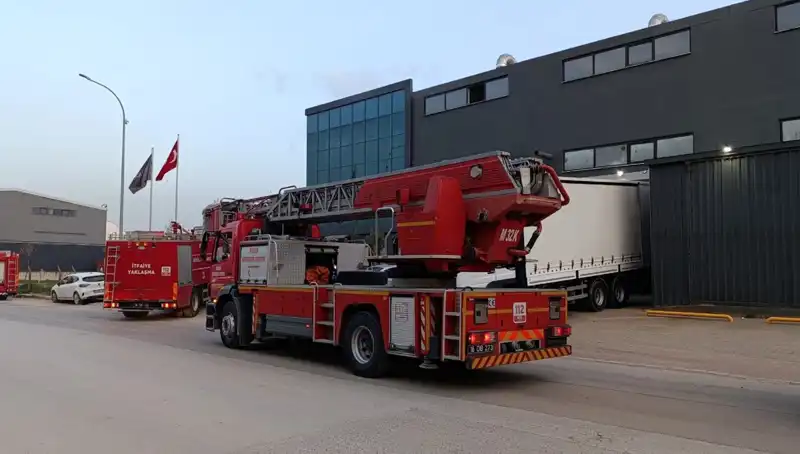 İnegöl'de Fabrika Yangını: Alevler Kısa Sürede Büyüdü ve Panik Yarattı