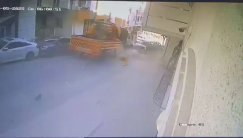 Kontrolden Çıkan Vinç, 23 Aracı Ezerek Durabildi: O Anlar Güvenlik Kamerasına Yansıdı
