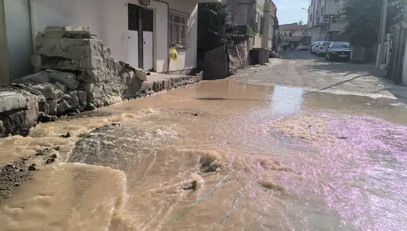 İlçede İçme Suyu Hattı Patladı: Çarşıda Su Baskını Tehlikesi!