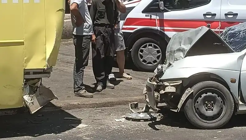 İstanbul'da Halk Otobüsü ile Otomobil Çarpıştı: İki Kişi Yaralı