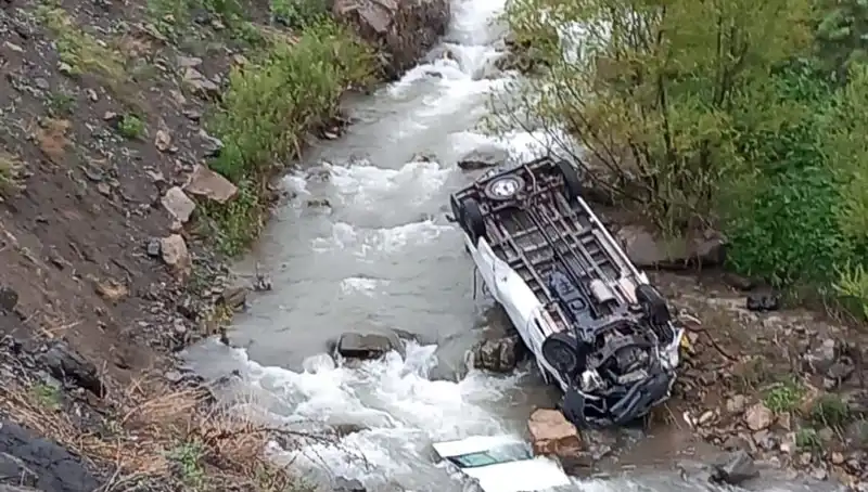 Hakkari'de Minibüs Devrildi: İki İşçi Hayatını Kaybetti, Üç Kişi Yaralı