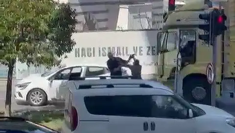 İstanbul Trafiğinde Çekiçli Dehşet: Sürücüler Panik İçinde Kaçtı!