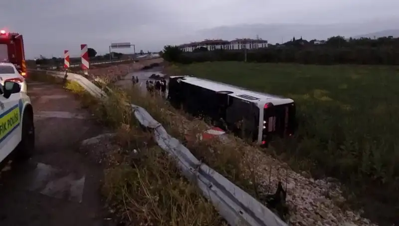 Manisa'da Yolcu Otobüsü Kazası: Kazanın Ardındaki Gizem ve Yaralılar Hakkında Bilgiler