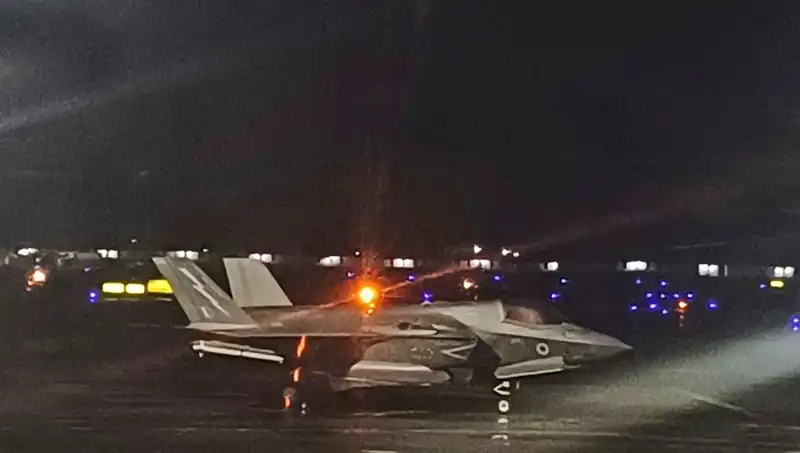 Hindistan’da Mahsur Kalan İngiliz Savaş Uçağı Nihayet Havalandı