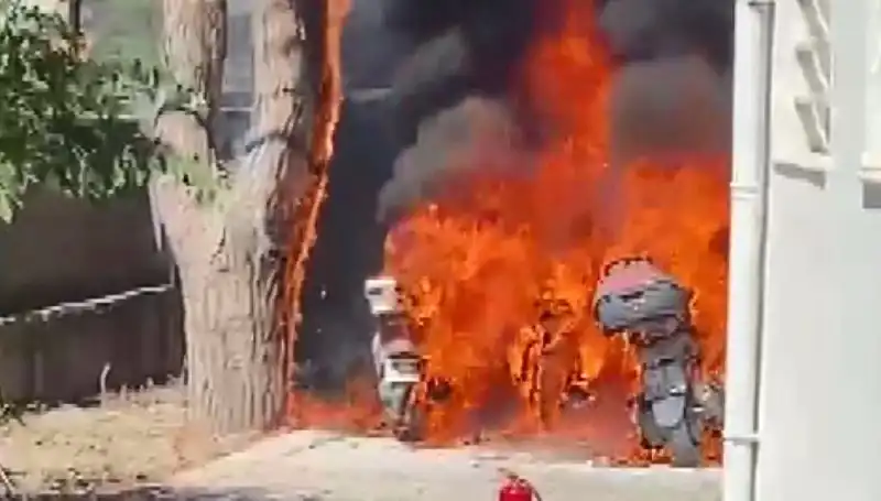 Park Halinde Büyüleyici Yangın: 6 Motosiklet Alev Alev Oldu