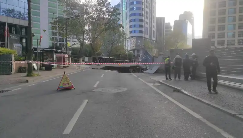 Sarıyer'de Ani Yol Çökmesi: Cadde Uzun Süre Trafiğe Kapalı Kalacak