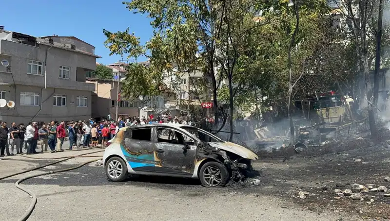 Gecekondudan Yükselen Alevler: Yangın Arabayı Kül Etti!