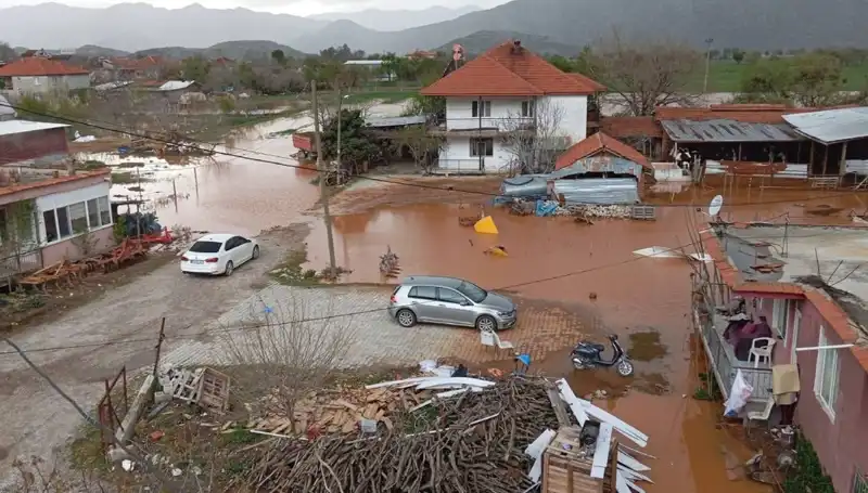 Burdur'da Şiddetli Yağışlar Hayatı Olumsuz Etkiledi: Evler ve Ahırlar Sular Altında Kaldı