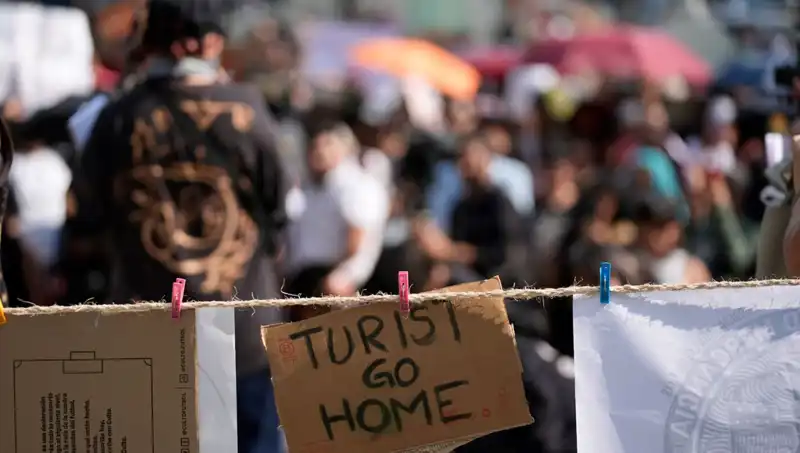 Meksika'da Turist Akınına Tepki: "Evlerimizi Çalmayı Bırakın" Protestoları Patlak Verdi
