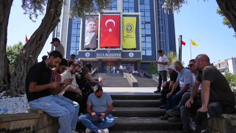 İşçiler Ücretlerini Alamayınca Sokaklara Döküldü: Oturma Eylemiyle Seslerini Duyurdular