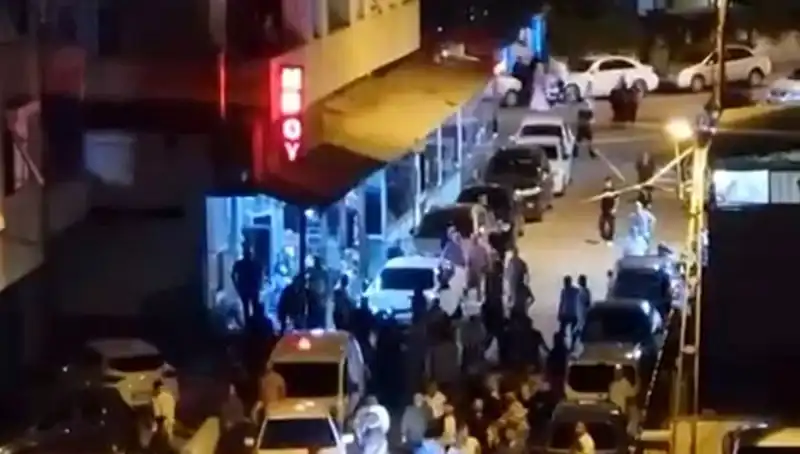 Düğün Çıkışında Şok: Arabasıyla Kalabalığın İçine Daldı!