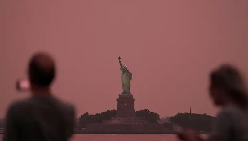 Kanada Yangınlarının Dumanı New York'un Semalarını Kara Feshetmeye Devam Ediyor