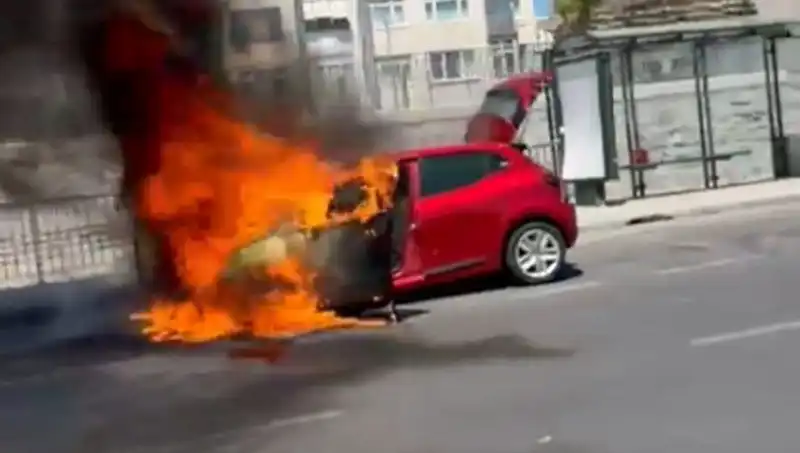 Seyir Halindeyken Alev Alan Araç, Yoğun Trafikte Korku Dolu Anlar Yaşattı