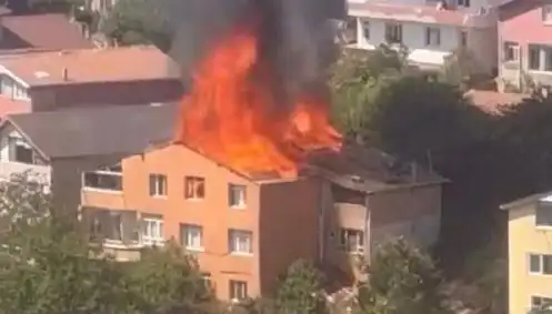 İstanbul'da Yangın Paniği: Dört Kişi Mahsur Kaldı, İtfaiye Ekipleri Seferber Oldu