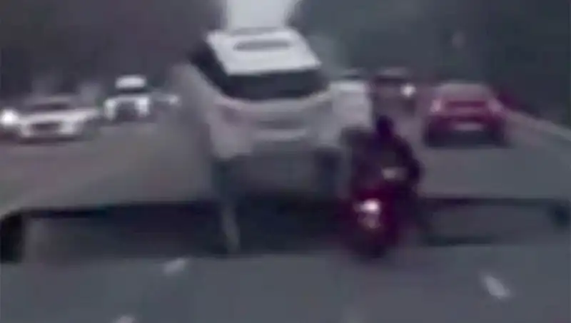 Güney Kore'de Otoyolda Oluşan Dev Çukur Motosikleti Yuttu!