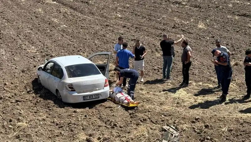 Osmaniye’de Otomobil Tarlaya Uçtu: Üç Kişi Yaralandı, Kaza Detayları Şok Etti!