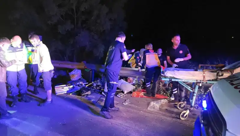 Hasta taşıyan minibüs devrildi, gündem yaratan kaza detayları