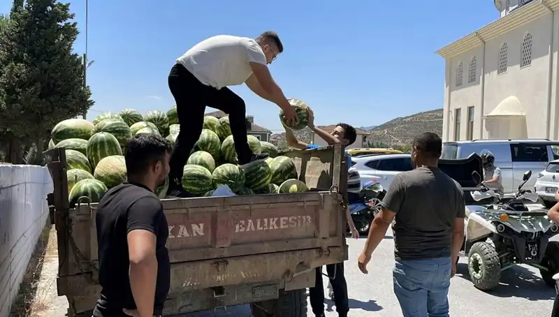 Tonlarca Karpuzu Ücretsiz Dağıtarak Sevgi Pıtırcığı Oldu