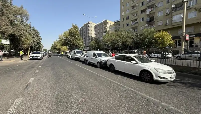 Diyarbakır'da 5 Araç Faciaya Neden Olan Zincirleme Kaza!