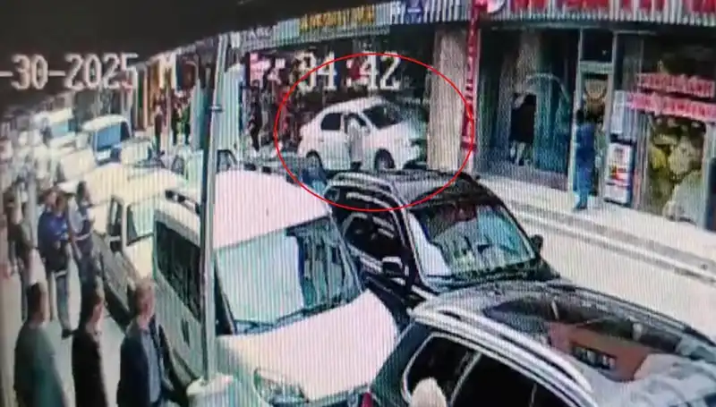 Alkollü Sürücü Feci Kazayla Mağazaya Daldı, Çocuklar Hayatlarını Kılpayı Kurtardı