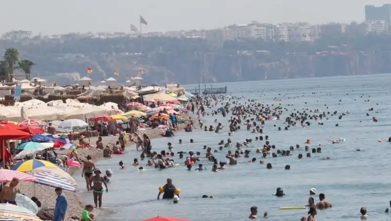 Antalya'da Sıcak Deniz Su Sıcaklıkları: Yaz Eğlencesi Sürüyor!