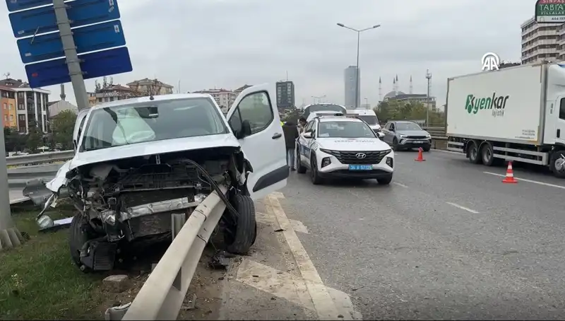Otoyolda Korkunç Kaza: Araç Bariyere Ok Gibi Saplandı