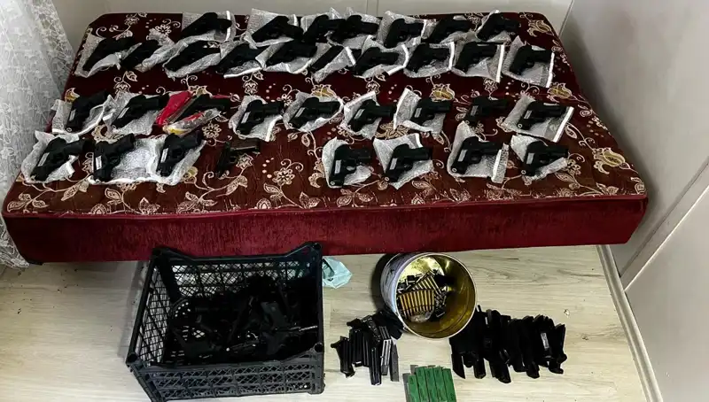 Gaziantep’te El Bombası ve 45 Adet Silah Ele Geçirildi