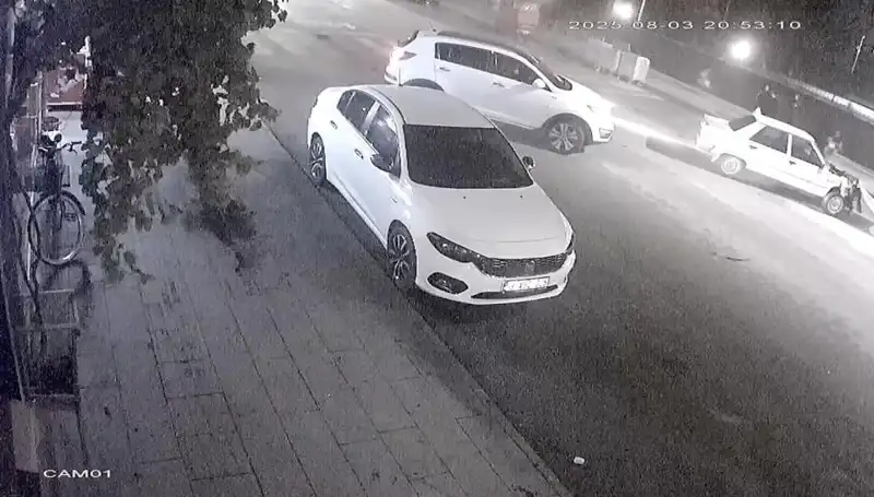 Yaya Geçidinde Korkunç Kaza: Yayaya Yol Vermek İstedi, Arkadan Çarptılar