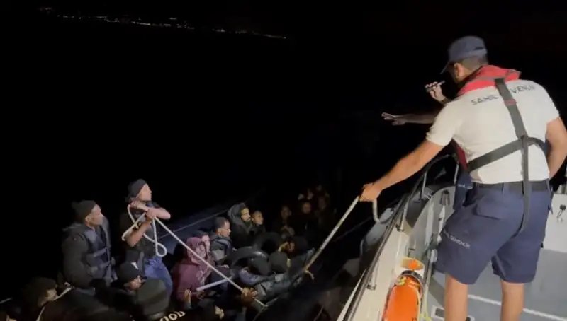 Çeşme'de Denizde Sürüklenen 42 Kaçak Göçmen Büyük Bir Operasyonla Kurtarıldı
